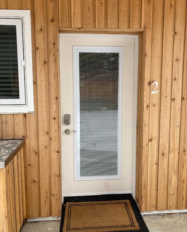 Bright Poolside Walkout Two Bedroom Basement Suite In The Okanagan 彭蒂克顿 外观 照片