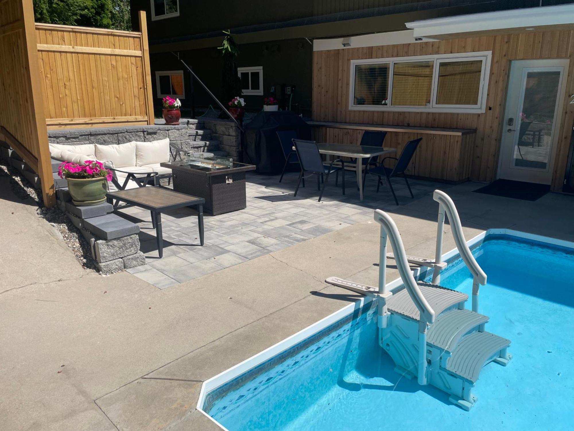 Bright Poolside Walkout Two Bedroom Basement Suite In The Okanagan 彭蒂克顿 外观 照片